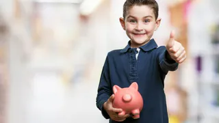 Почти 80% родителей в регионе еженедельно дают детям деньги на карманные расходы