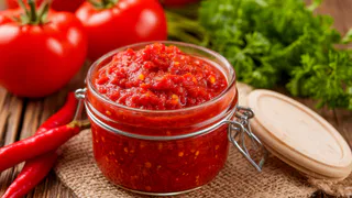 Умеренно острая, сладковатая, яркая: аджика, которая не жжёт, но к мясу идёт как родная - делюсь проверенным рецептом