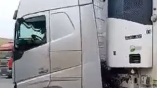 Вооруженный отряд отобрал фуры у брянских дальнобойщиков на Украине