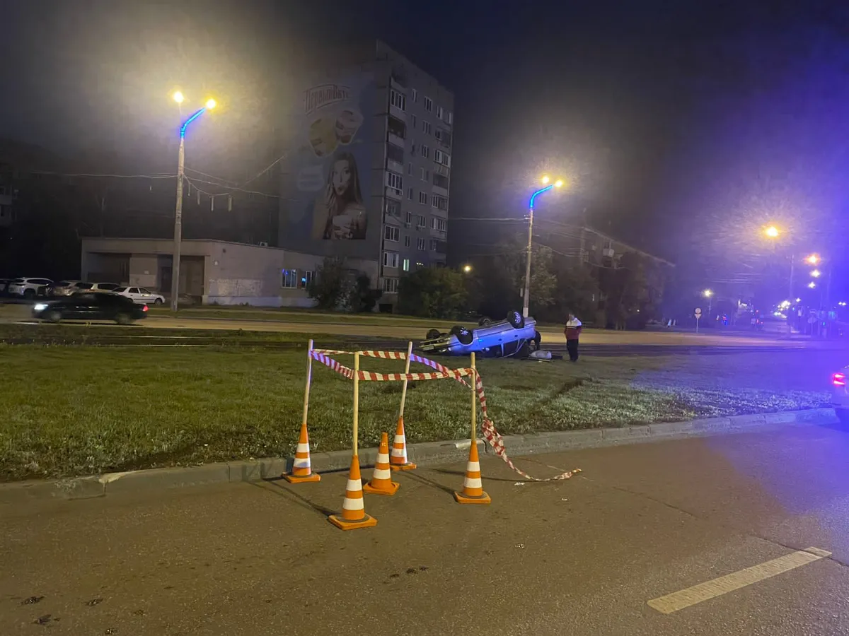 ДТП с опрокидыванием автомобиля: женщина госпитализирована после столкновения с грузовиком в Магнитогорске