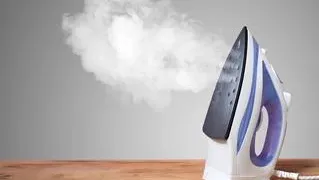 Быстро и эффективно чистим утюг от пригара