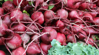 Не варю свеклу часами — хватает 15 минут: есть одна уловка при варке — выходит намного вкуснее, сытнее и без запаха на весь дом