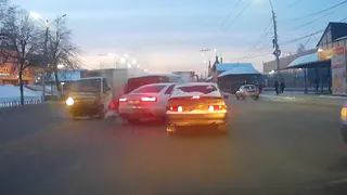 Момент массового ДТП около ТД "Барс", из-за которого в Рязани образовалась многокилометровая пробка, попал на видео