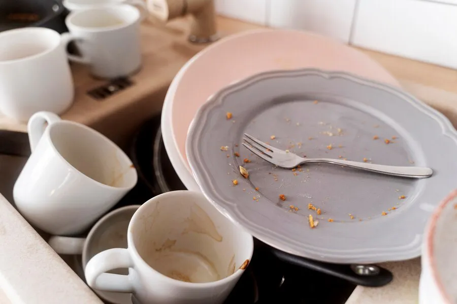 Уже давно забыла про губки для посуды: вот чем пользуюсь вместо них — сэкономит кучу денег и моющего средства