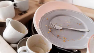 Уже давно забыла про губки для посуды: вот чем пользуюсь вместо них — сэкономит кучу денег и моющего средства