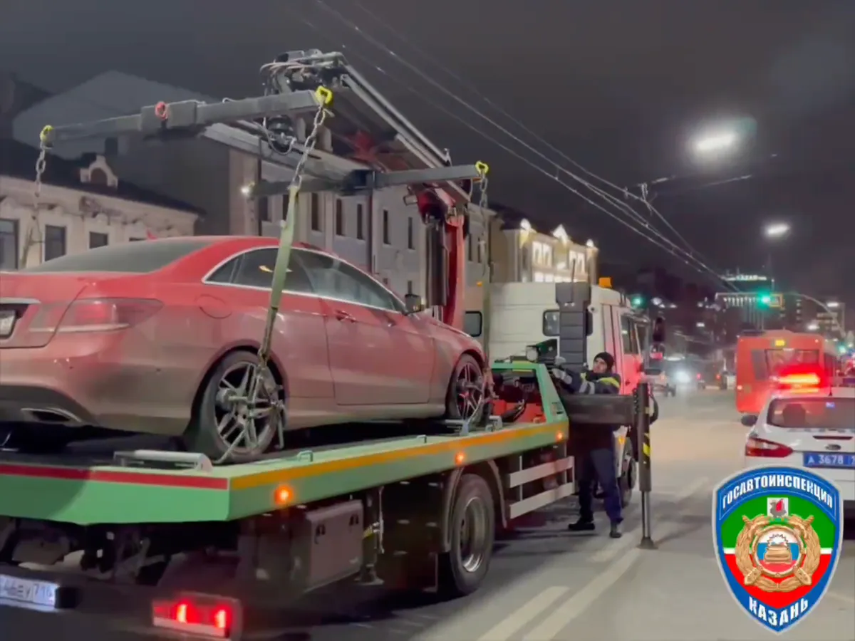 В Казани отправили на спецстоянку Mercedes из‑за 164 тысяч неоплаченных штрафов