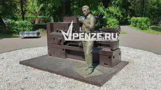 Сквер Машиностроителей зарос сорной травой и кустарниками, а стела «Орден Ленина» требует срочной реставрации!