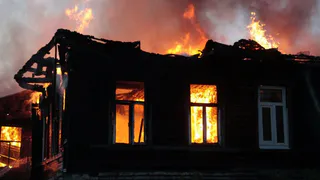 За сутки в Коми горели дома, баня, автомобиль и банкетный домик