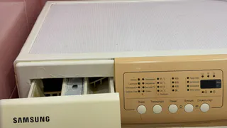 Вот почему вещи в машинке больше не отстирываются - оказалось, что большинство хозяек сыплют порошок не в тот лоток