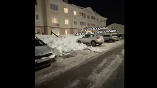 С крыши в ЖК «Светлый» в Казани рухнул снег: экстренные службы проверили завал с помощью служебной собаки