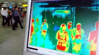В аэропорту пассажирам измеряют температуру тела