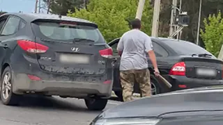 Очевидцы засняли «дорожные разборки» водителей в Рязани