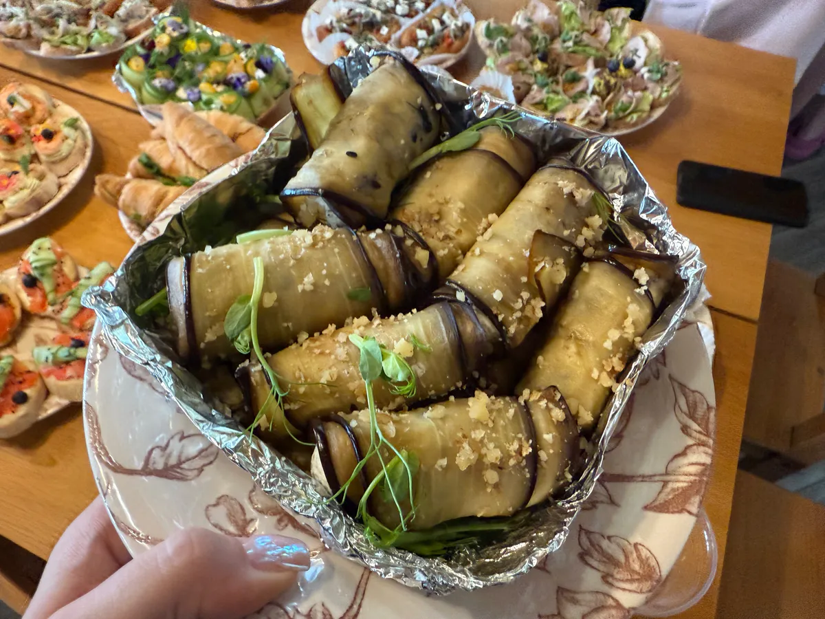 Без этой закуски праздничный стол не представляю. Подсмотрела на банкете в ресторане, теперь только так и готовлю, обалденный рецепт