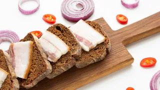 Больше 50 грамм яд: ученые рассказали, сколько на самом деле нужно есть сала в день 