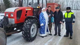 В Чувашии хорошим трактористам Дед Мороз дарит подарки