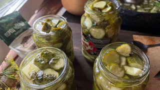 Закрываю по 30 банок в начале осени, но нам всегда не хватает: хрустящий салат из свежих огурцов на зиму без варки и без стерилизации