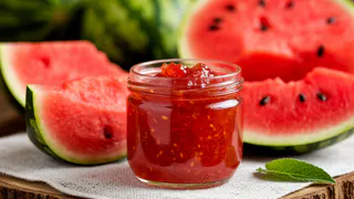 Арбузные корки больше не выкидываю, а варю из них янтарное варенье — светится в банке, как солнце. Простой рецепт