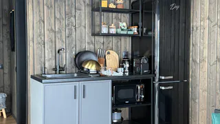 Шкафы не до полотка больше не в моде: вот что пришло им на смену для трендового ремонта