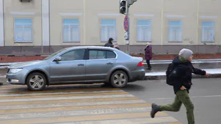 Верховный Суд поставил жирную точку: обязан ли водитель ждать, пока пешеход полностью перейдёт дорогу