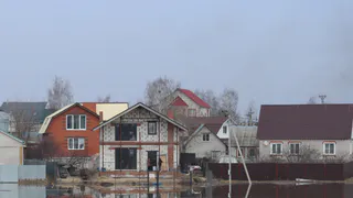 Не сайдинг и не плитка: эта облицовка не боится влаги, грибка и плесени — легко монтируется, а служит 50 лет