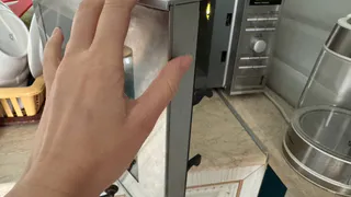 Секретная кнопка в микроволновке: узнала пару секретных лайфхаков — теперь вся еда вкуснее

