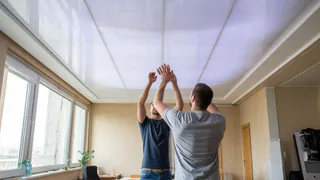 Почему я, как монтажник, в жизни не поставлю натяжные потолки у себя в доме — узнал 4 надежных альтернативы