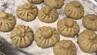 Зачем лить воду на сырые манты? Секретный прием, о котором многие не знают