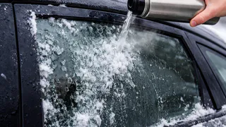 Ошибка 90% водителей зимой: почему лопается лобовое стекло при прогреве и как этого избежать