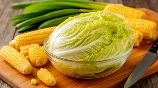 Сочный салат с пекинкой: делов-то на 5 минут - вкусно настолько, что домашние рычат от удовольствия