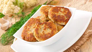 Не манка и не хлеб: добавьте в фарш этот секретный ингредиент — котлеты будут сочными и ароматными