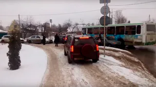 Тривиальное ДТП атобуса и легковушки превратилось в большой конфликт