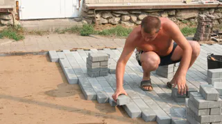 Дорожки Верхнего городского сада вымостят брусчаткой с площади Ленина