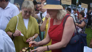 Экс-глава МИД Австрии Карин Кнайсль побывала на фестивале «Гусевские забавы»