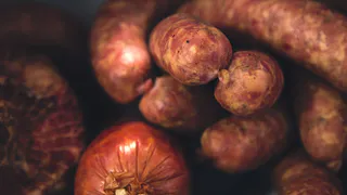 Палка гадости: Роскачество перечислило марки колбасы, которые нужно обходить стороной