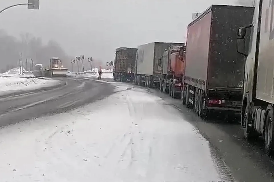 Трасса М-5 в Челябинской области перекрыта: многокилометровая пробка образовалась из-за дорожных работ