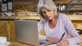 Индексацию пенсий работающим вернут, но не всем