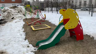 В Коми прокуратура взяла на контроль опасную детскую площадку после травмы девочки