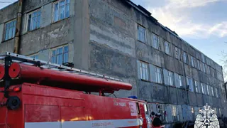 В Усинске огнеборцы ликвидировали пожар на крыше административного здания