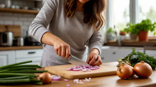 Муж требует лук "Трехминутка" к каждому ужину: пришлось научиться чистить его без слез - идеален и к рыбе, и к мясу, и просто на хлебушек