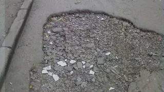 Устали ждать - в Канищеве рязанцы заделали ямы плиткой и щебенкой