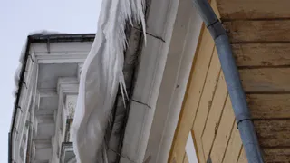 В Касимове на голову студента упала снежная глыба