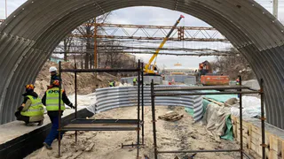 Начало положено: собрали первую арку под мостом на Ленина