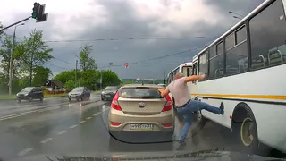 Разъяренный водитель авто испинал автобус в Загородном