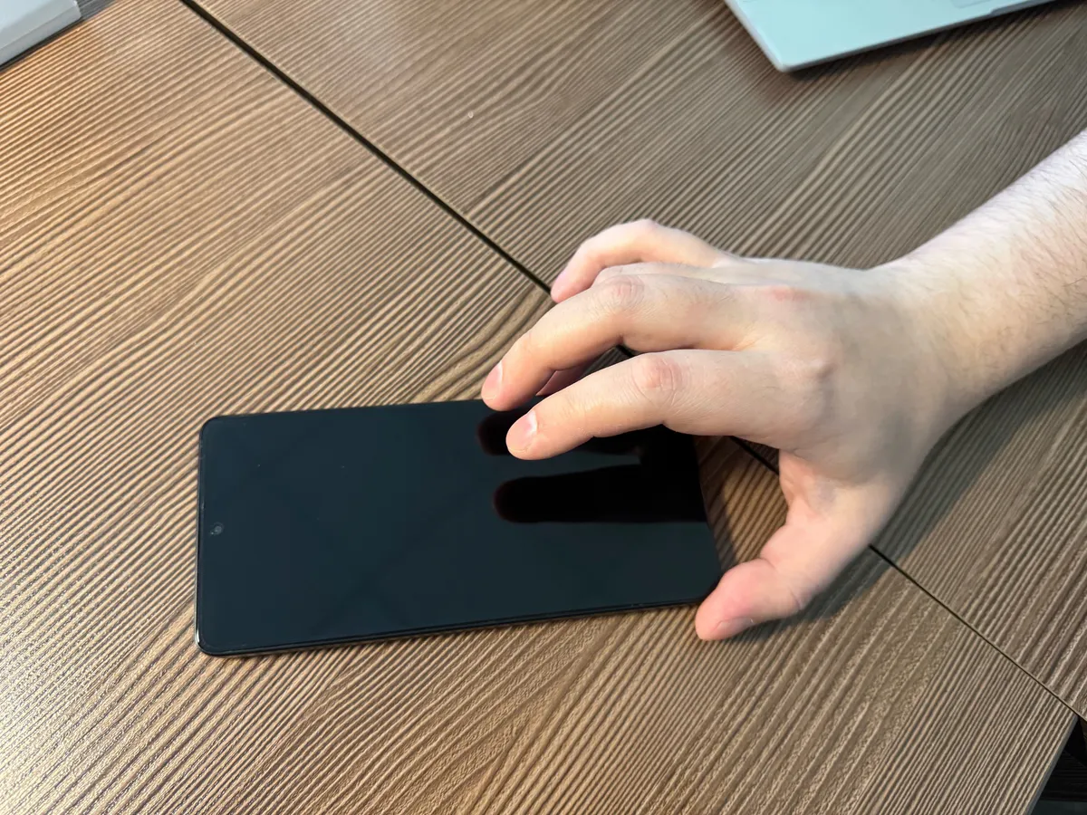 Магнитогорец украл телефон у соседа по лавке и стал фигурантом уголовного дела