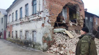 Обрушение стены в Судогде: устранение угрозы безопасности граждан на контроле прокуратуры