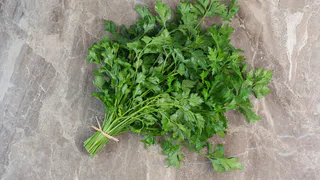 Не просто трава: причины обязательно добавить петрушку в каждый приём пищи