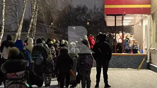 Жители Рязани засняли огромную очередь детей у школы №47 в мороз