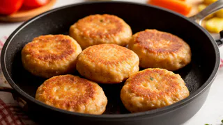 Бросьте щепотку в фарш – и котлеты получатся сочнее в 10 раз: свекровь сначала смеялась, а теперь сама так делает