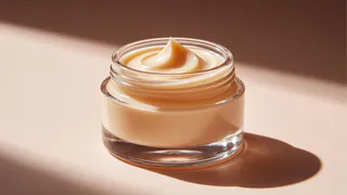 Скраб для губ — не роскошь, а необходимость перед матовой помадой после 50