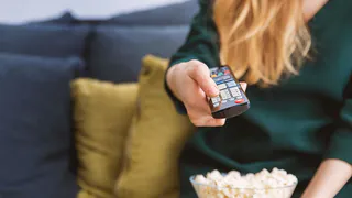 Если кнопки стали заедать: дешёвый способ реанимирует пульт от телевизора за пару минут